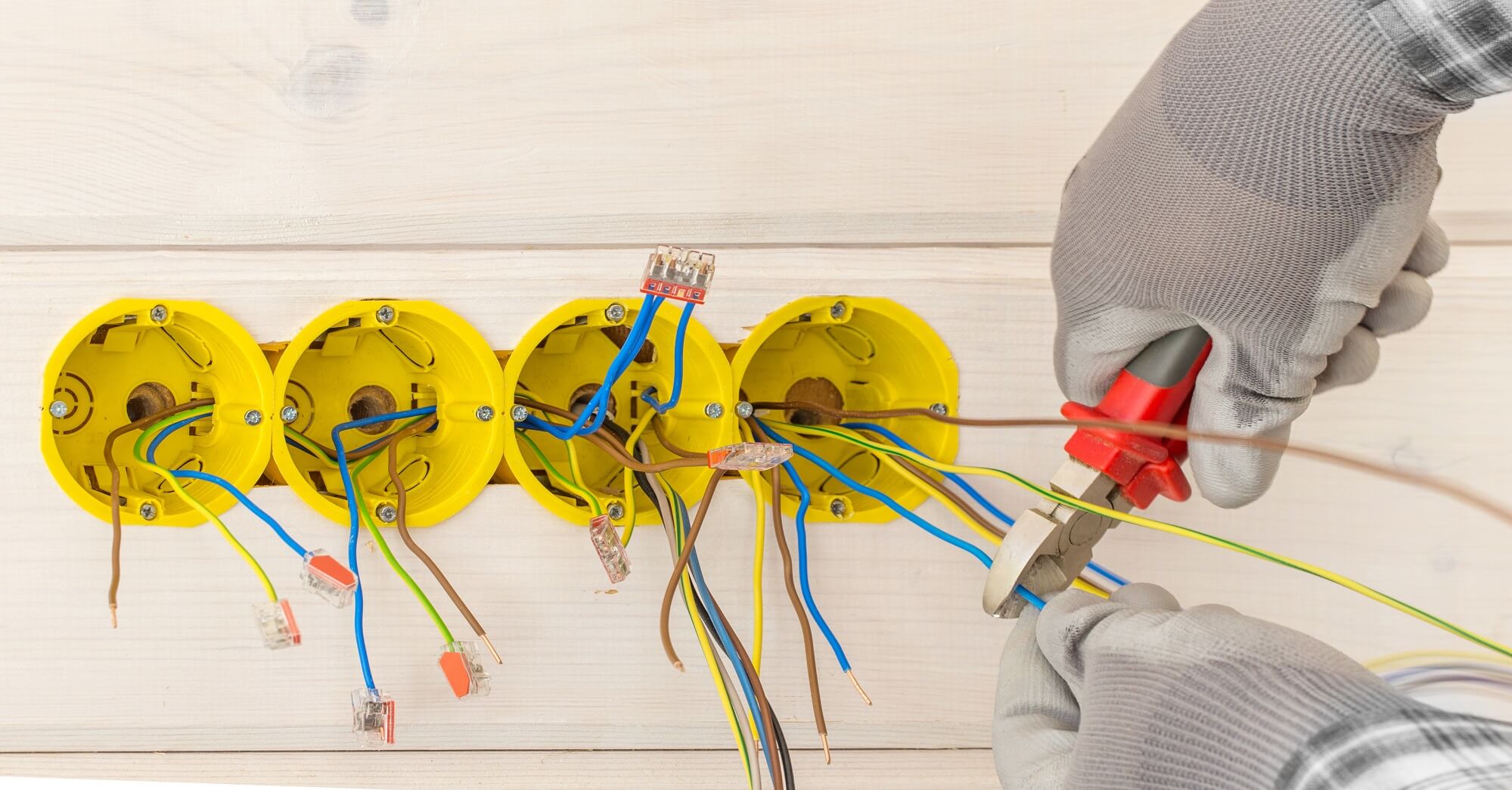 électricien qui installe des câbles électriques