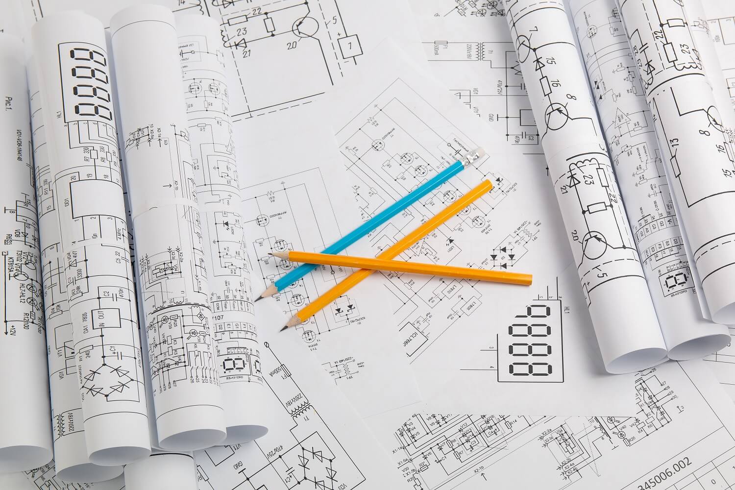 crayons posés sur un plan électrique